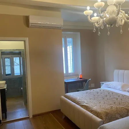 Apartment With 2 Suites In Center Of Lucca بيت ضيافة لوكا